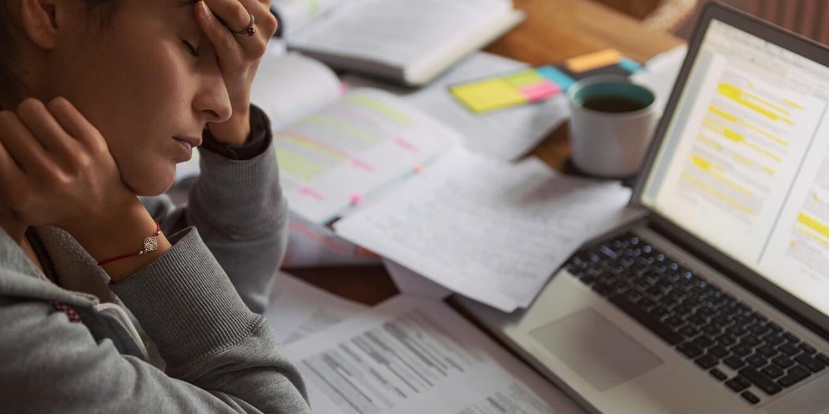 Leia mais sobre o artigo SÍNDROME DE BURNOUT: CAUSAS, SINTOMAS, CONSEQUÊNCIAS E TRATAMENTO